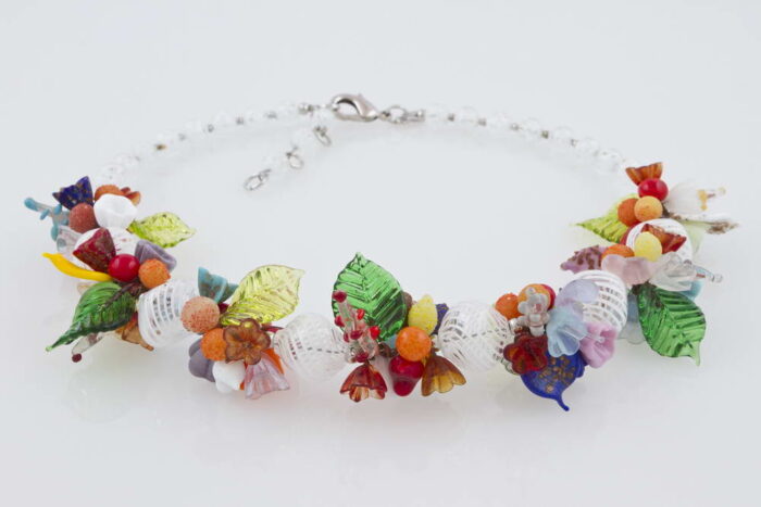 Blown glass necklace with flowers pattern, white